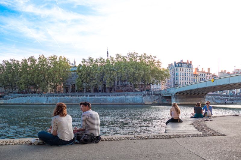 Jeunes sur les quais de Saône ©Delphine Castel