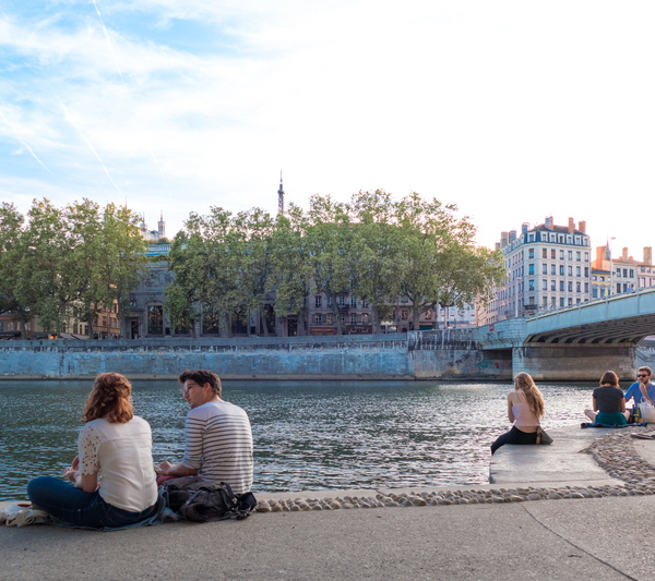 Jeunes sur les quais de Saône ©Delphine Castel