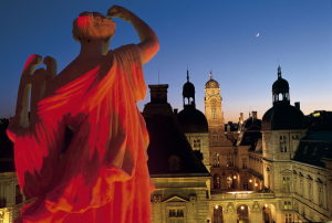 Vue nocturne sur l'Hôtel de ville depuis les Muses de l'Opéra © Tristan Deschamps