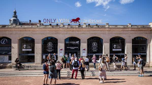 Office du Tourisme de la Métropole de Lyon place Bellecour © Brice Robert