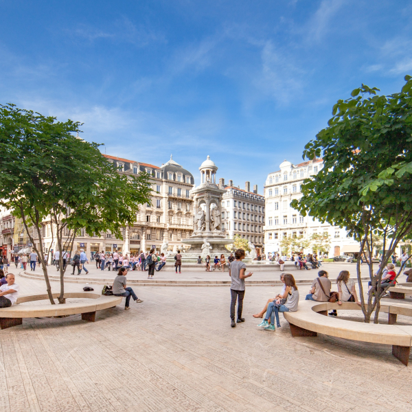 Fontaine Jacobins avec recul, passants et arbres copyright Delphine2Lyon