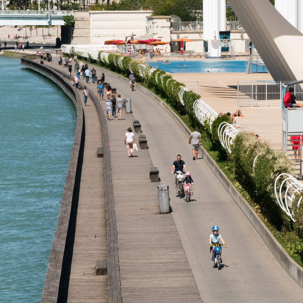 Cyclistes sur les Berges du Rhône copyright Delphine Castel